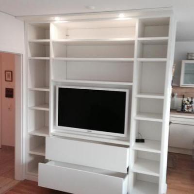 Wohnzimmer Regal mit Tv Wand in Weiss mit Beleuchtung in Köln.Möbelbau nach Maß