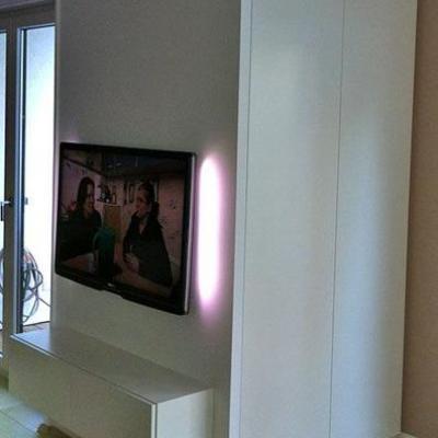 TV Wand mit Integriertem Schrank auf der Rückseite in Weiss Lackiert.Möbelbau nach Maß