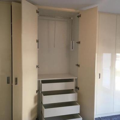 Kleiderschrank Raumhoch mit Schubladen und Kleider lift in Köln.Möbelbau nach Maß