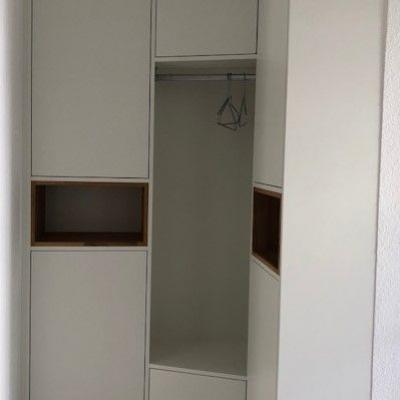 Garderobe über Eck Weiss Lackiert mit Eiche Fächern. Köln und Langenfeld